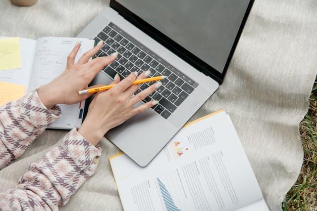 Изучение документации на экране